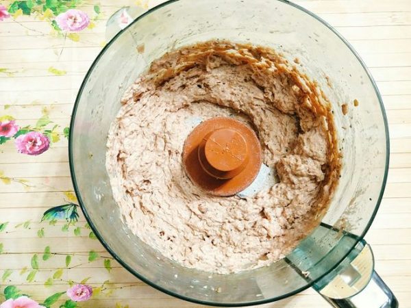 Xay nhuyễn nồi pate để được hỗn hợp màu nâu