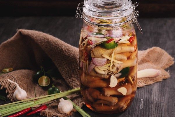 xếp chân gà trong hũ