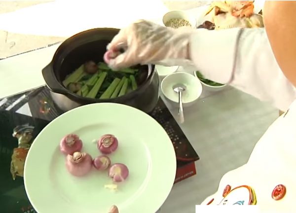 Xếp đều sả và hành lên trên lớp muối