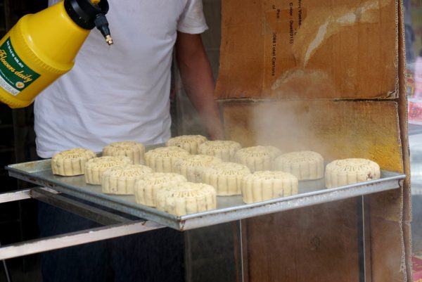 xịt nước lên bánh trung thu