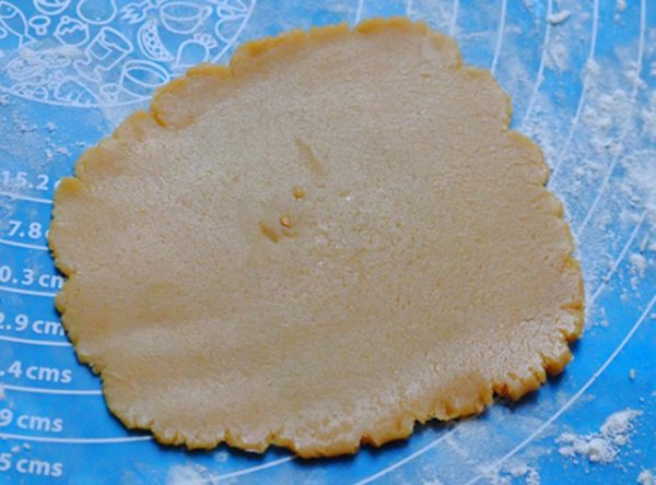 cán bột thành miếng mỏng