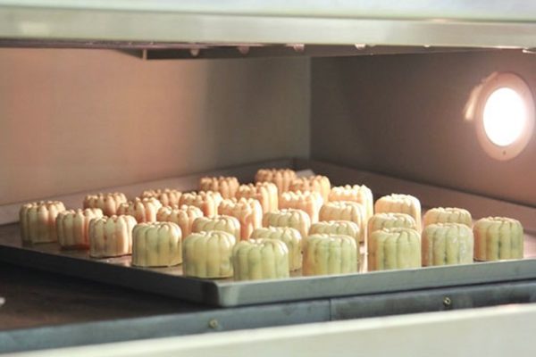 dàn bánh Trung thu lên khay ngay ngắn