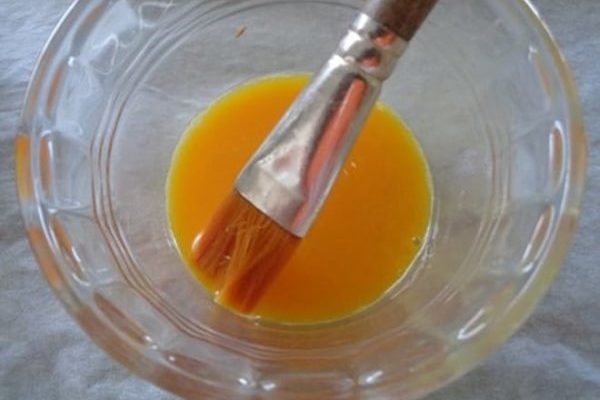 hỗn hợp trứng quét lên bánh