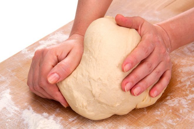 nhào bột bánh