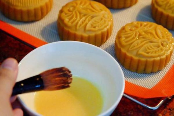 phết nước màu cho bánh trung thu nhân thập cẩm
