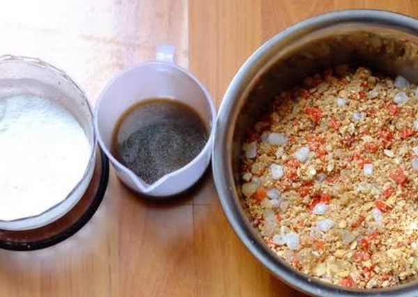 rắc bột nếp để nhân có độ kết dính