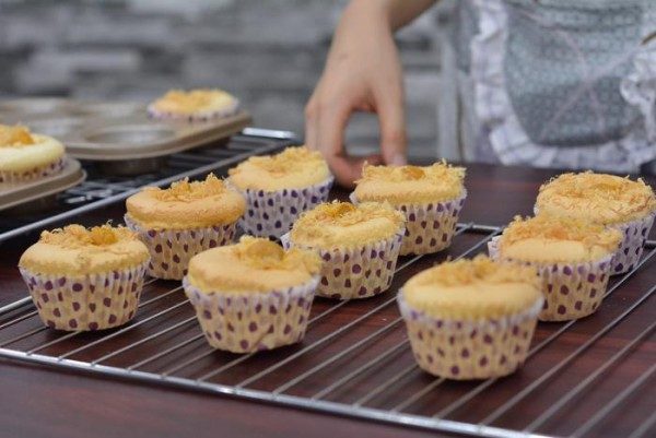 bánh bông lan trứng muối nhân phô mai