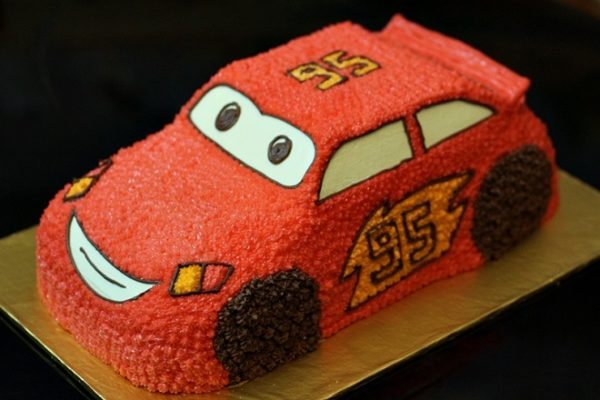 bánh gato hình xe hơi đỏ