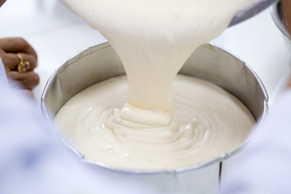 đổ bột làm bánh bông lan vào khuôn nướng lò vi sóng
