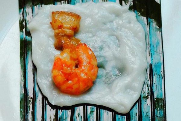 gói bánh bột lọc nhân tôm thịt lá chuối