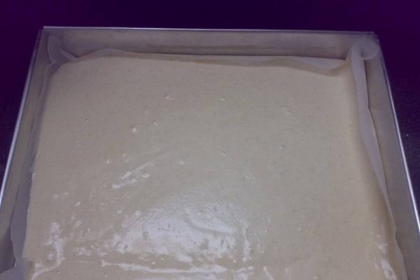 khuôn bánh bông lan lót giấy nến