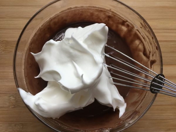 trộn whipping cream và socola