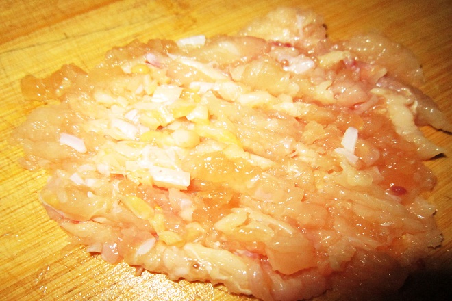 băm nhỏ thịt gà