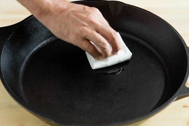 chảo gang dễ chùi rửa