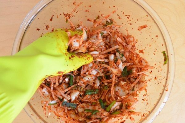 đeo găng tay trộn kim chi hàn quốc