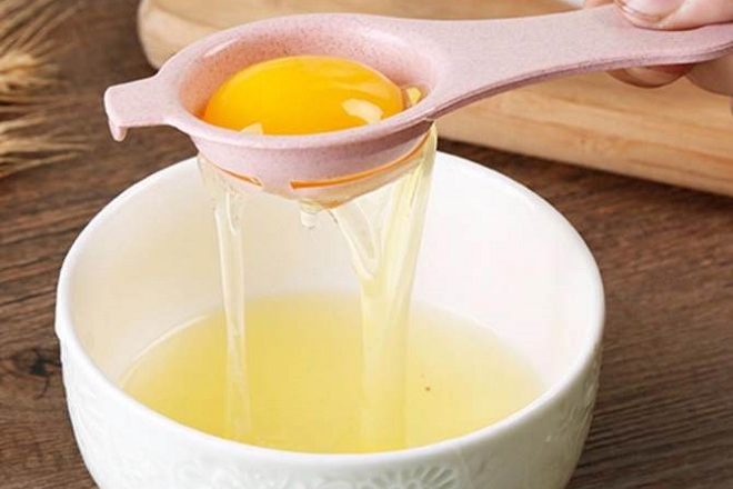 dùng muỗng lọc tách lòng trắng trứng