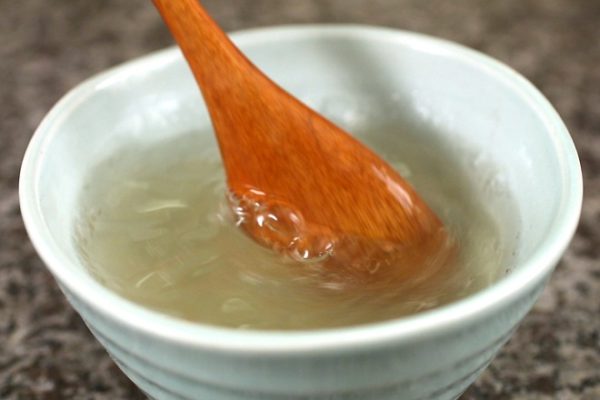 hòa bột gelatin với nước