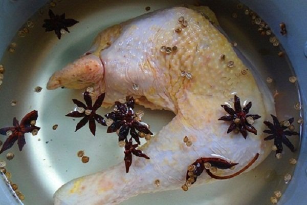 luộc đùi gà với hoa hồi hành mùi