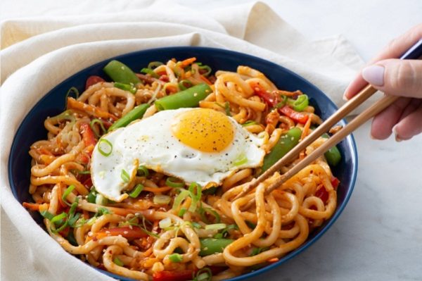 mì kimchi udon với trứng
