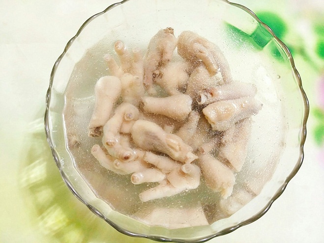 ngâm chân gà luộc trong tô nước lạnh