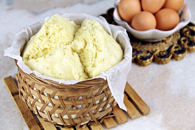 phần bánh đựng trong giỏ tre lạ lẫm