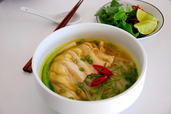 tô phở gà truyền thống