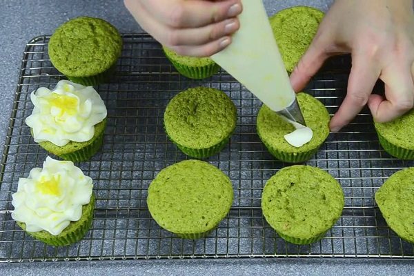 trang trí kem phủ bánh bông lan cupcake trà xanh