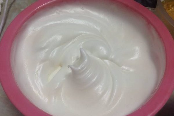trộn bột làm cốt bánh bông lan hấp lá dứa