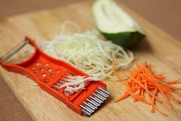 bào đu đủ và cà rốt thành sợi