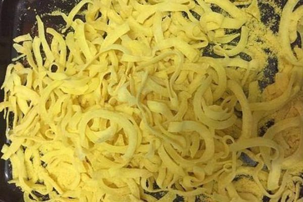 cách làm mứt dừa non miếng màu vàng từ bột nghệ
