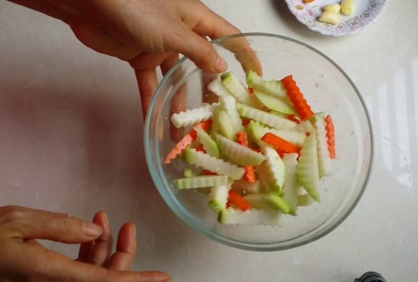 cắt nhỏ cà rốt su hào
