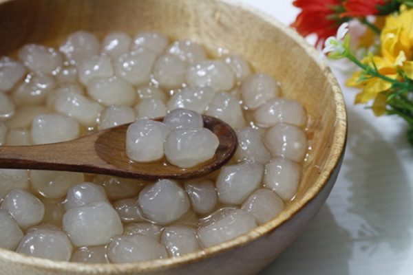 chần bột làm thạch trân châu nhiều màu với nước sôi