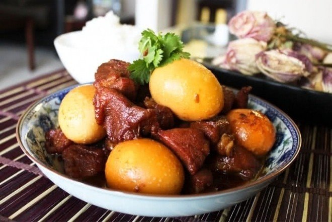 cho thịt kho tàu lên đĩa