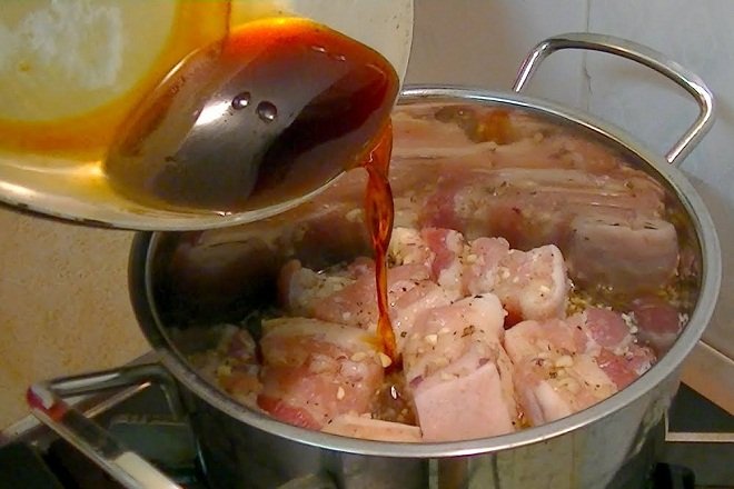 đổ nước đường vào kho thịt