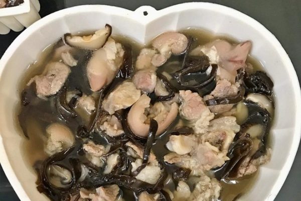 đổ thịt chân giò nấu đông mộc nhĩ vào khuôn