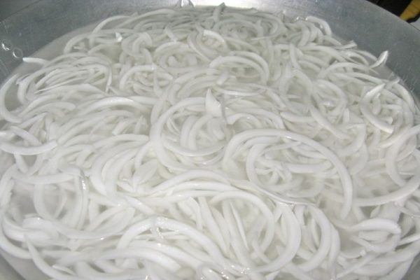 đun cơm dừa non với nước để bỏ dầu dừa