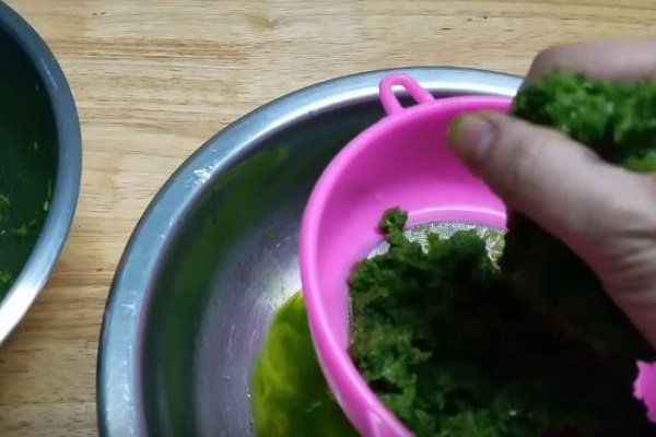 ép nước cốt lá dứa