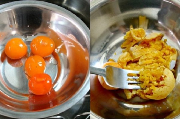 hấp chín và nghiền trứng muối