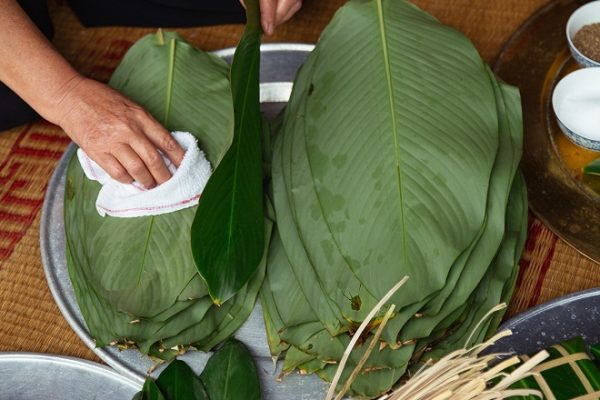 lau lá dong gói bánh chưng nhân đậu