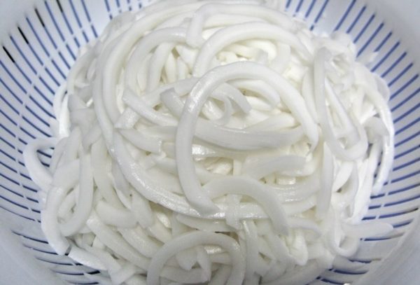 nạo dừa thành sợi vừa ăn