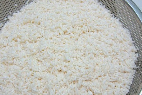 ngâm nếp làm vỏ bánh chưng