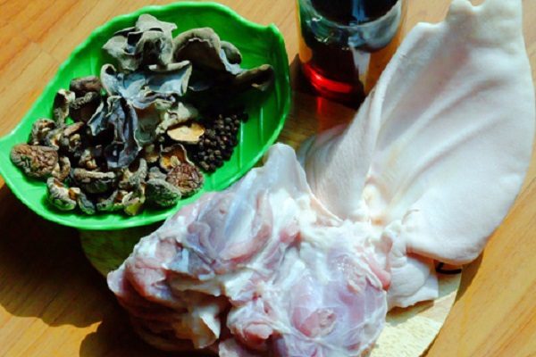 nguyên liệu làm chân giò nấu đông với tai heo