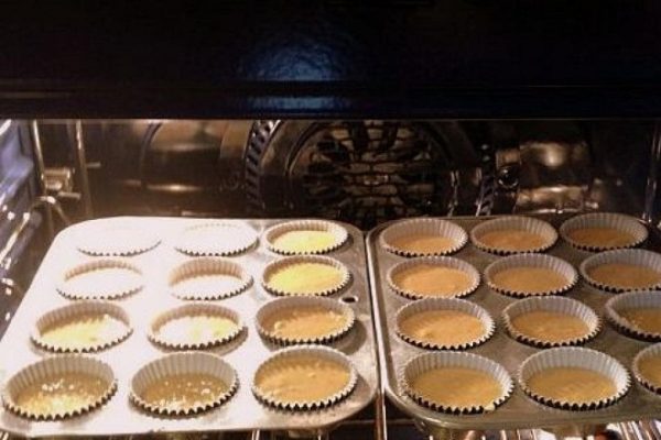 nướng bánh bông lan cupcake