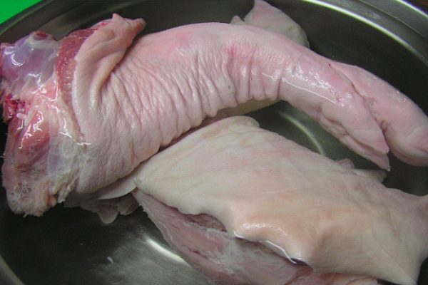 rửa chân giò heo với nước sạch