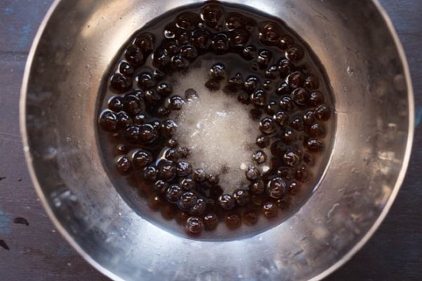 trộn thạch trân châu đen với đường