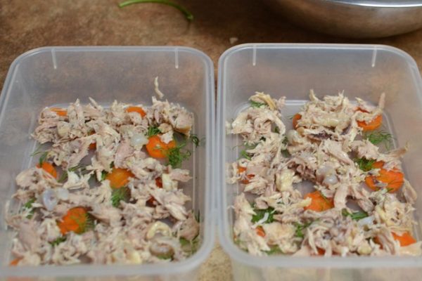 xếp thịt gà, cà rốt dưới đáy hộp