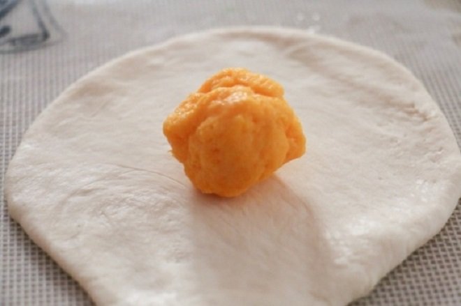 bỏ nhân bánh vào giữa