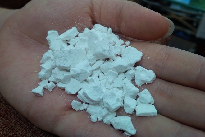 bột sắn dây trên tay