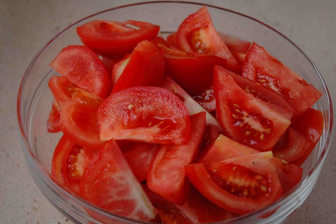 cắt cà chua hình múi cau