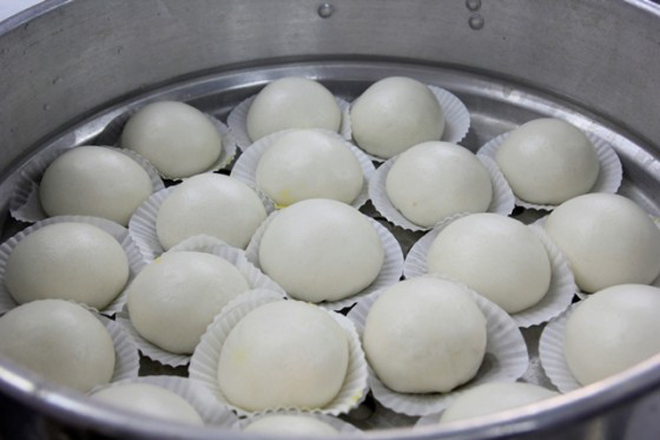 cho bánh vào xửng hấp
